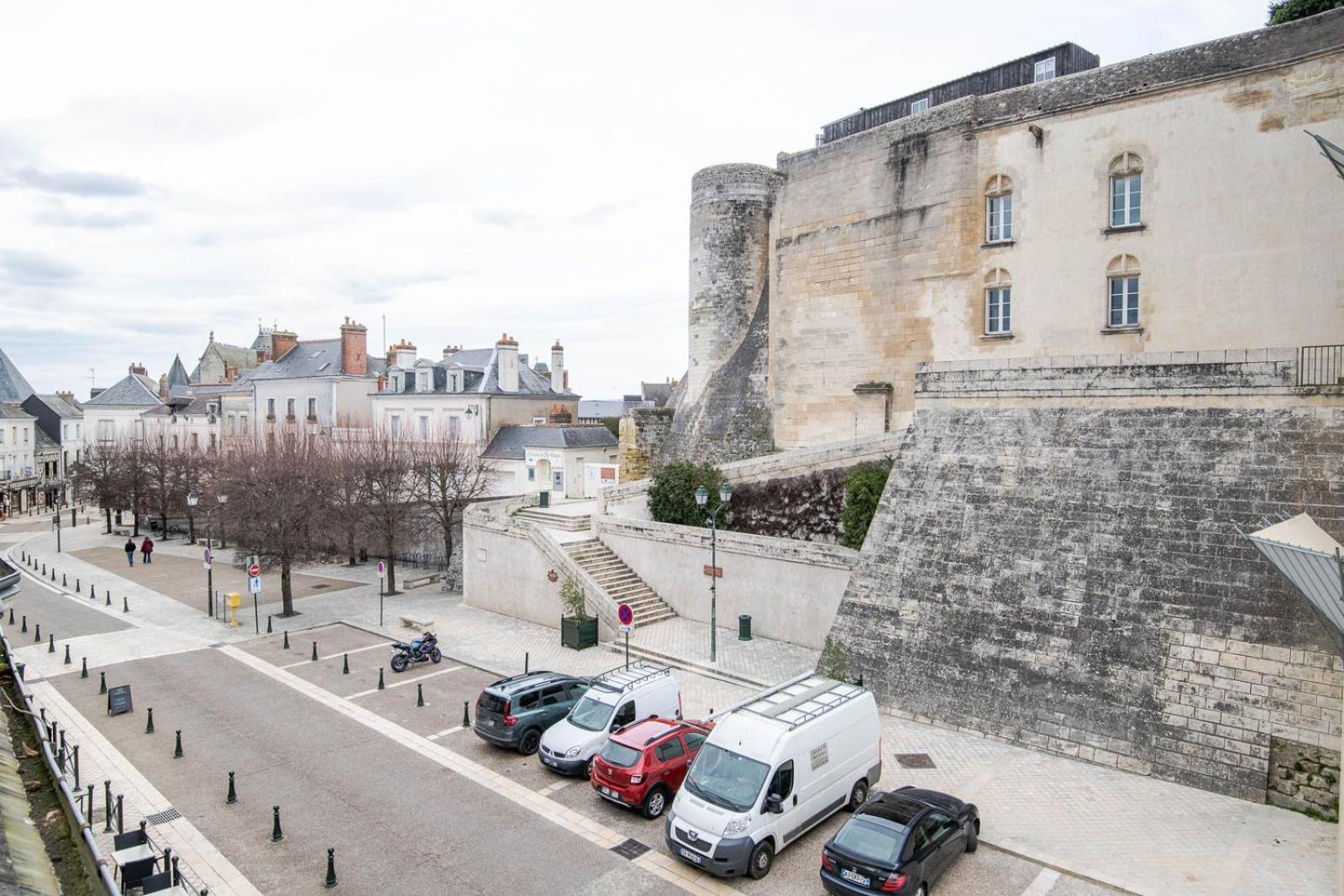 T2 Au Pied Du Chateau *